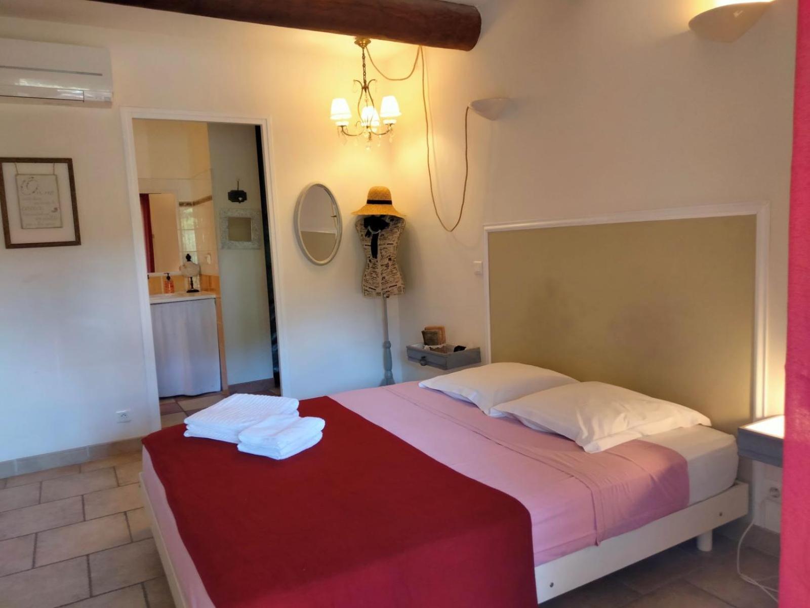 Bed and Breakfast La Bastide Des Pins Кастийон-дю-Гар Экстерьер фото