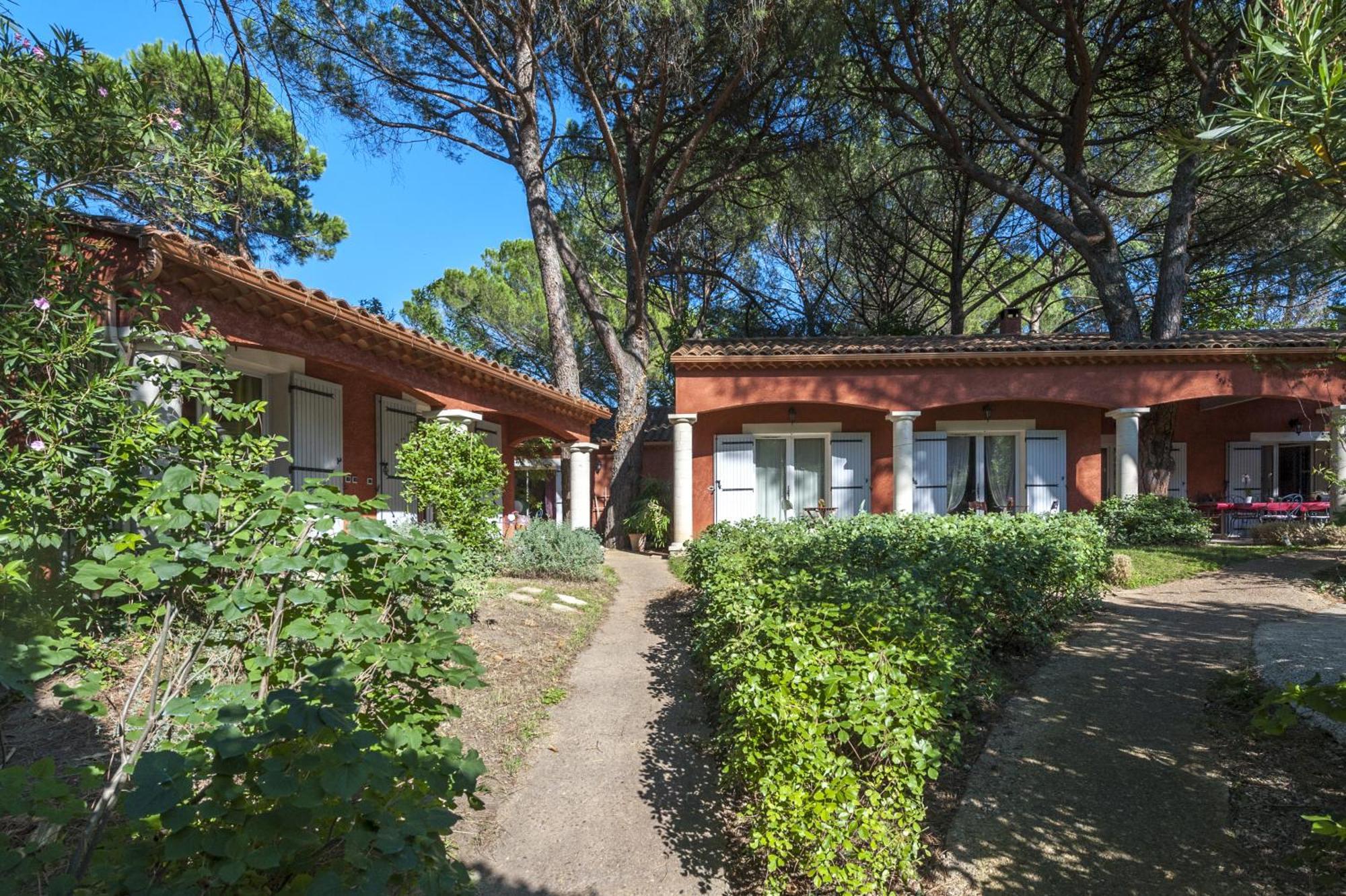 Bed and Breakfast La Bastide Des Pins Кастийон-дю-Гар Экстерьер фото